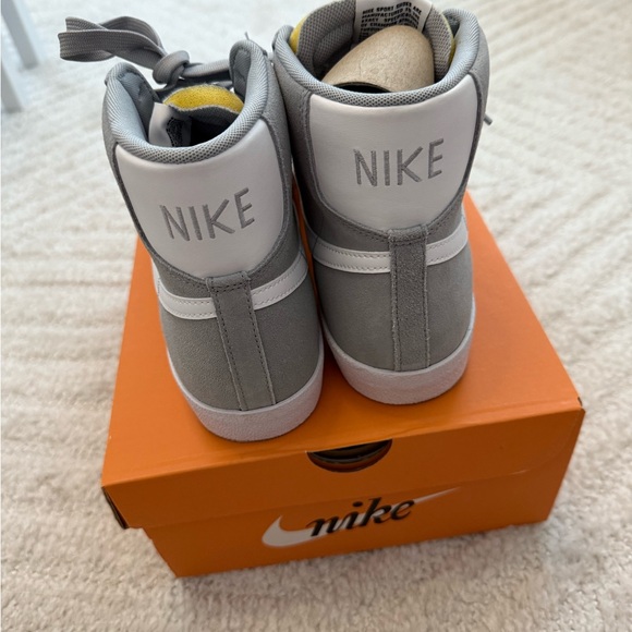 Like New! Nike Mid Blazer ‘77 Grey Suede Men’s 10.5 / Women’s 12 - Picture 5 of 7
